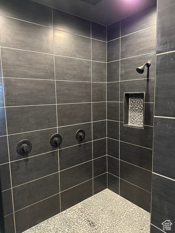 Bathroom featuring a tile shower