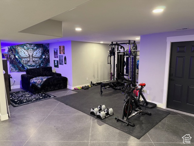 Workout room with baseboards, visible vents, and recessed lighting