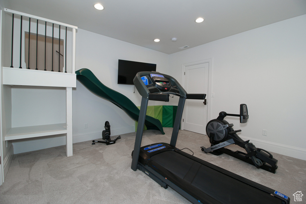 Exercise room featuring baseboards, carpet flooring, visible vents, and recessed lighting
