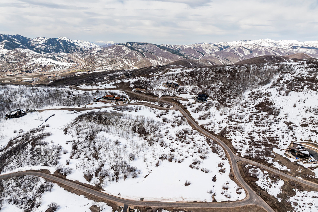 Snowy aerial view with a mountain view