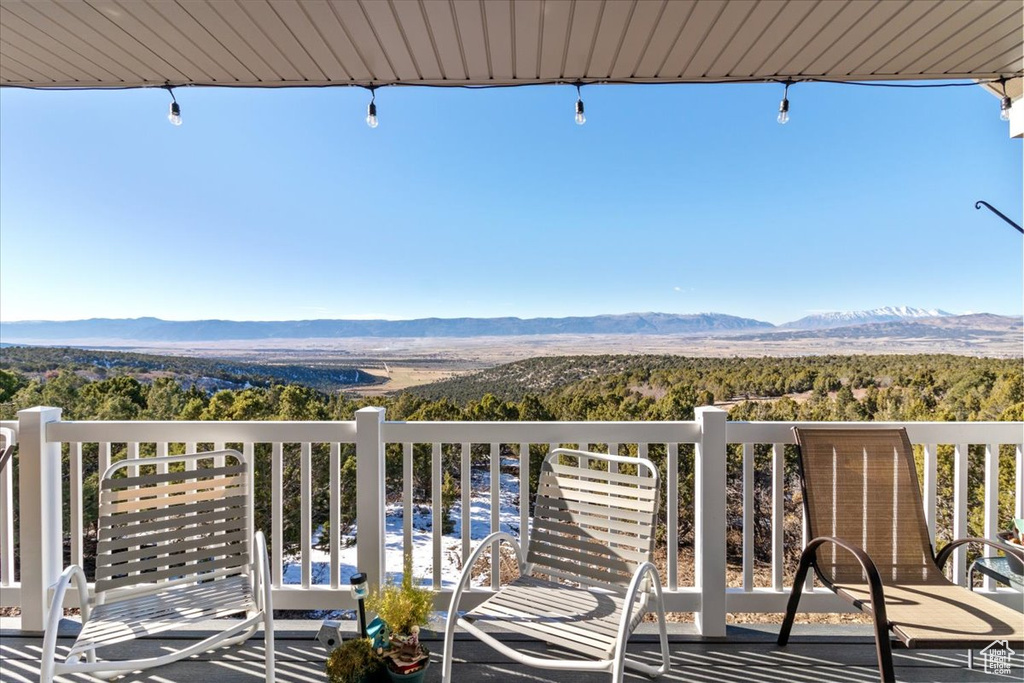 Balcony featuring a mountain view