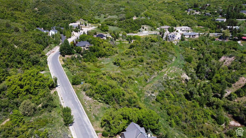 Birds eye view of property featuring a forest view