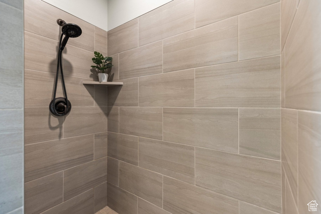Bathroom featuring tiled shower
