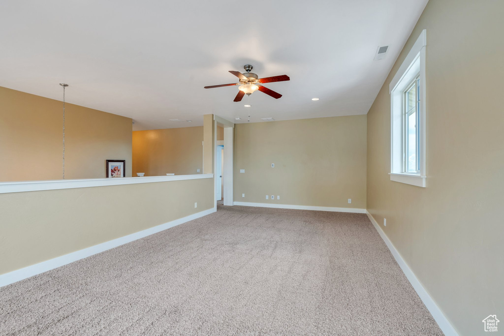 Spare room featuring carpet, baseboards, visible vents, ceiling fan, and recessed lighting