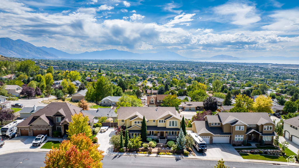 Bird\\\'s eye view with a residential view and a mountain view