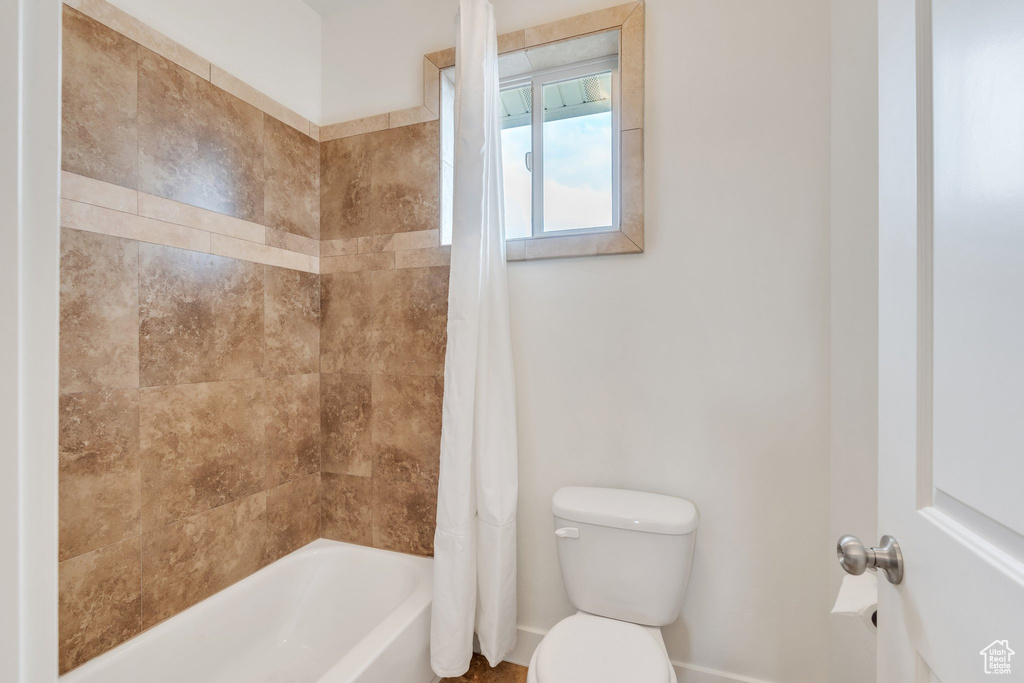 Full bath with shower / tub combo and toilet