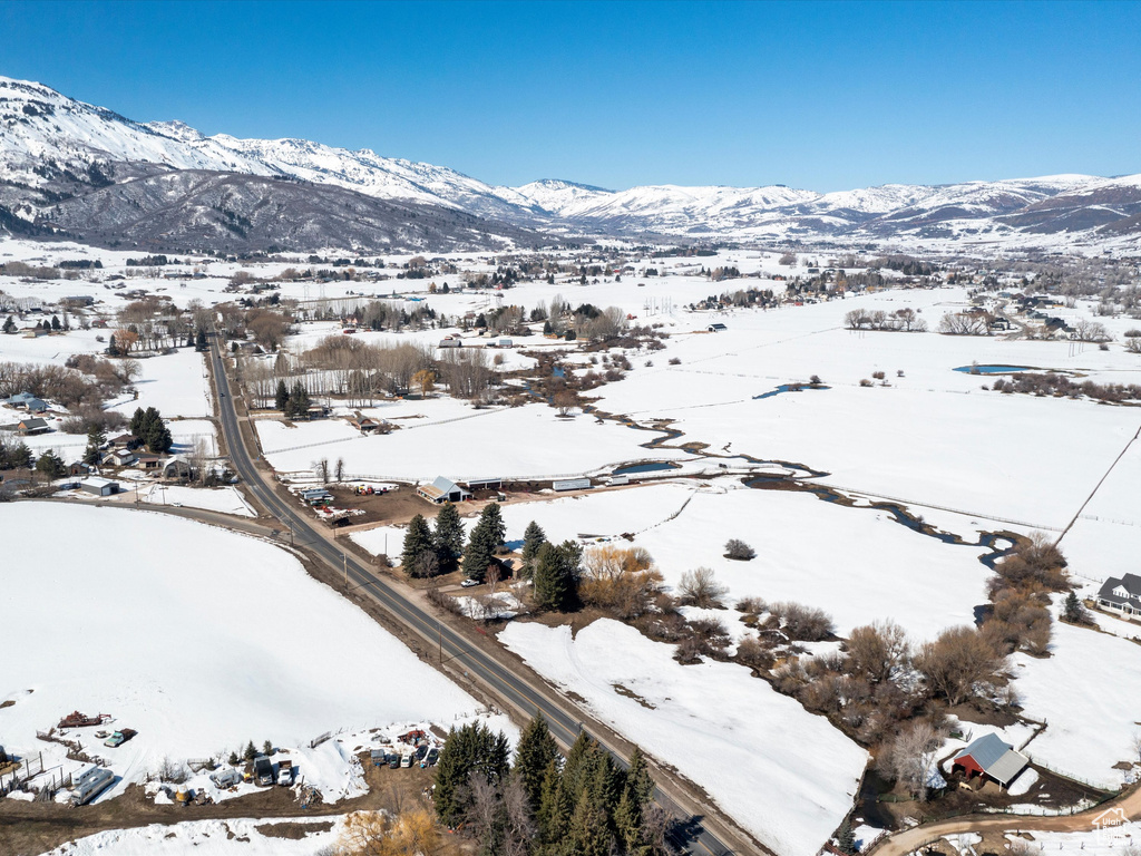 Snowy aerial view featuring a mountain view