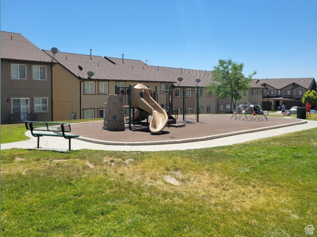 View of home\\\'s community with a residential view and a yard