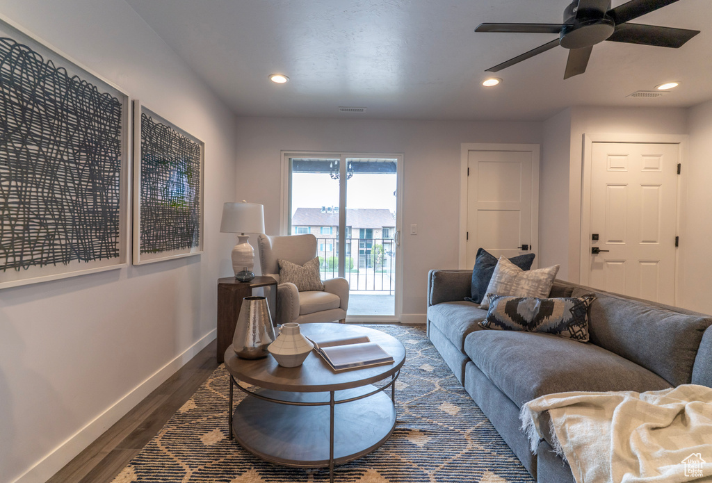 Living room with baseboards, visible vents, wood finished floors, and recessed lighting