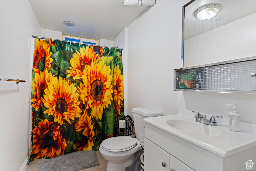 Full bathroom with curtained shower, toilet, and vanity