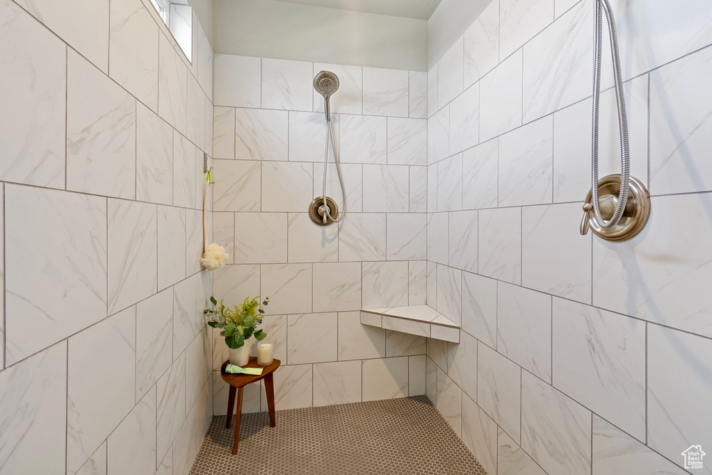 Bathroom featuring tiled shower