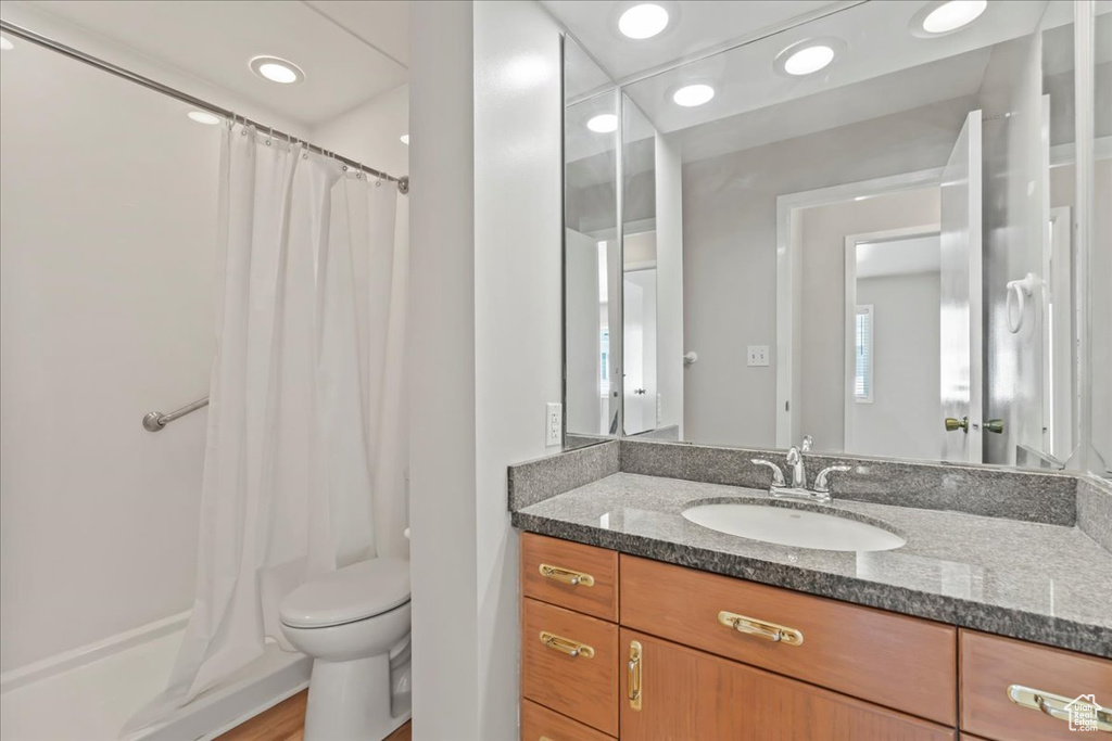 Full bath featuring vanity, toilet, recessed lighting, and shower / bath combo