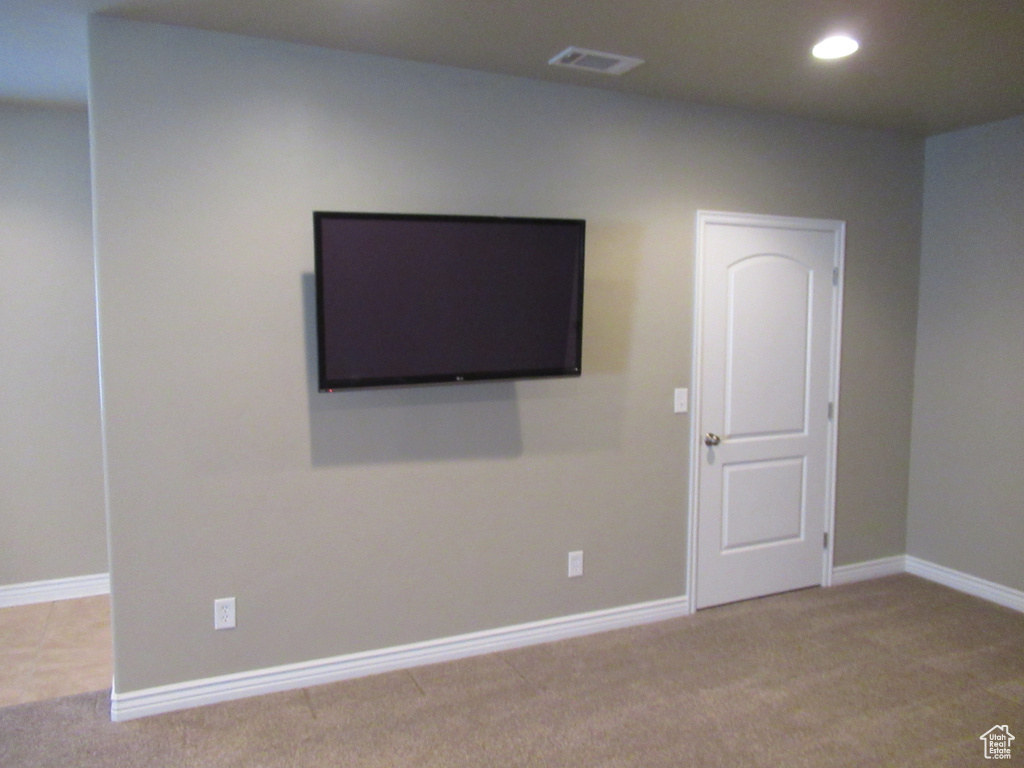 Interior space featuring baseboards, visible vents, and recessed lighting