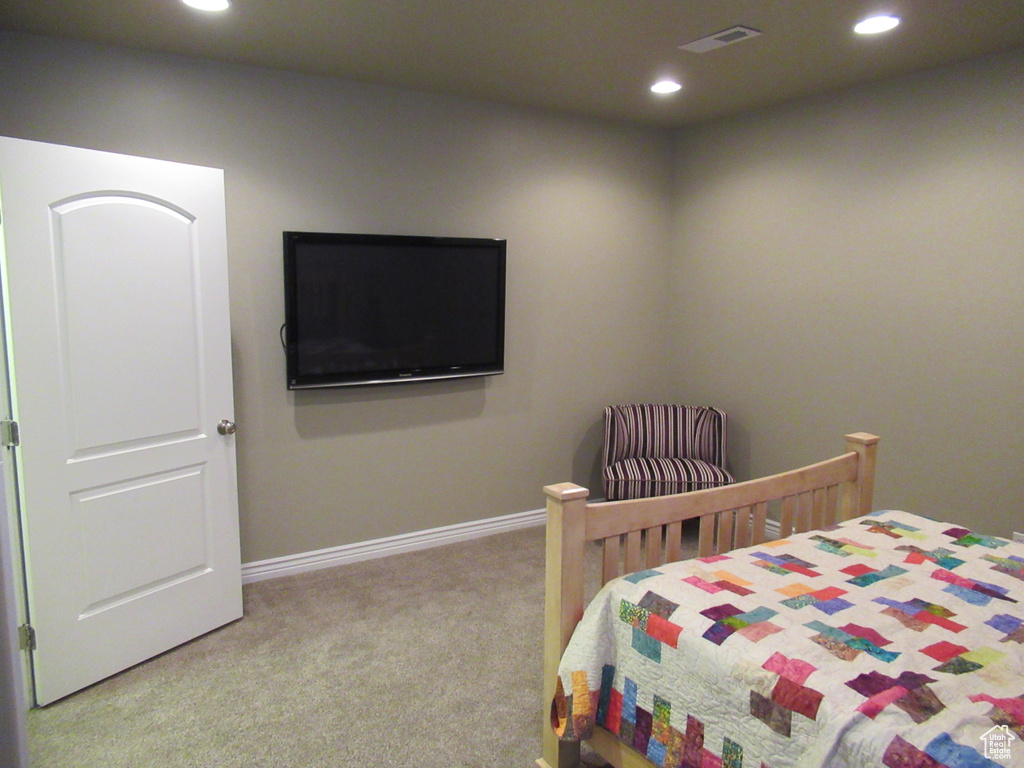 Bedroom featuring baseboards, visible vents, recessed lighting, and light carpet