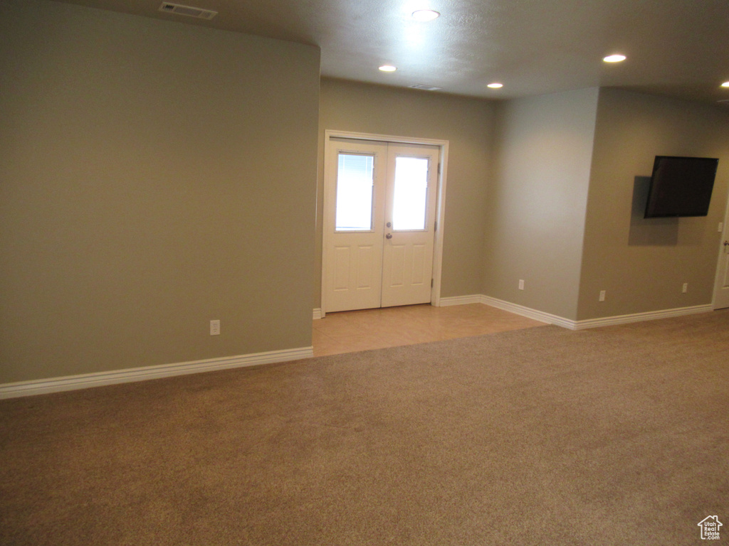 Unfurnished room featuring light carpet, baseboards, visible vents, and recessed lighting