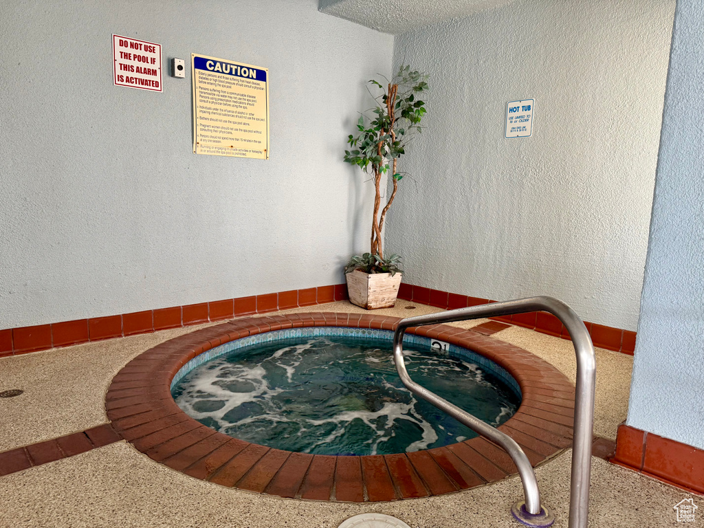 Interior details with a jacuzzi and a textured wall
