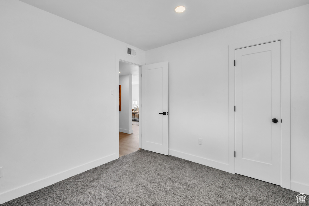 Unfurnished bedroom featuring baseboards, carpet flooring, visible vents, and recessed lighting