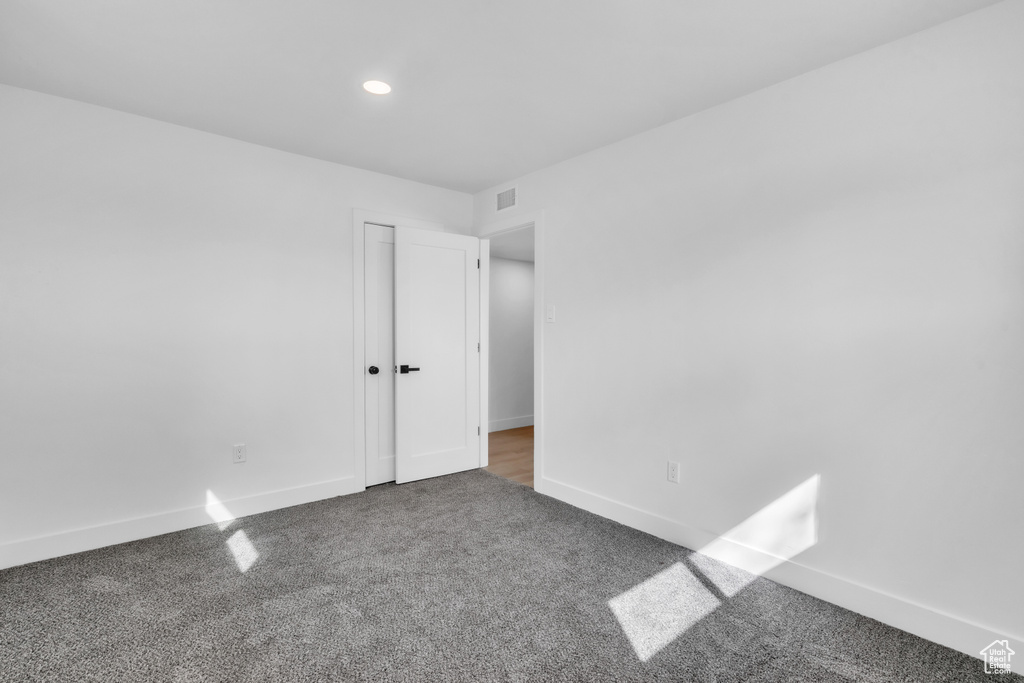 Spare room featuring baseboards, visible vents, carpet floors, and recessed lighting