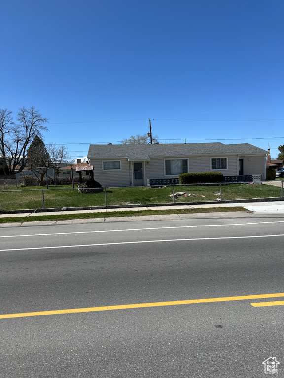 View of front facade featuring a front yard and a fenced front yard