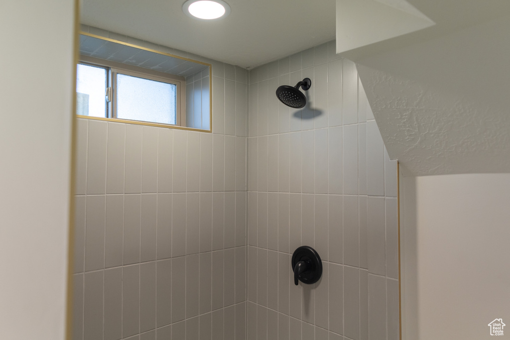 Details featuring tiled shower