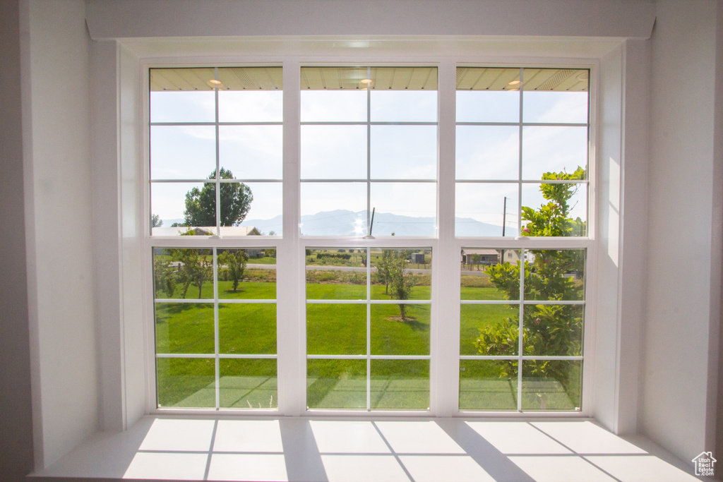 Room details featuring a mountain view