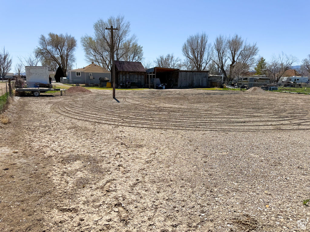 View of yard featuring an outdoor structure and an outbuilding