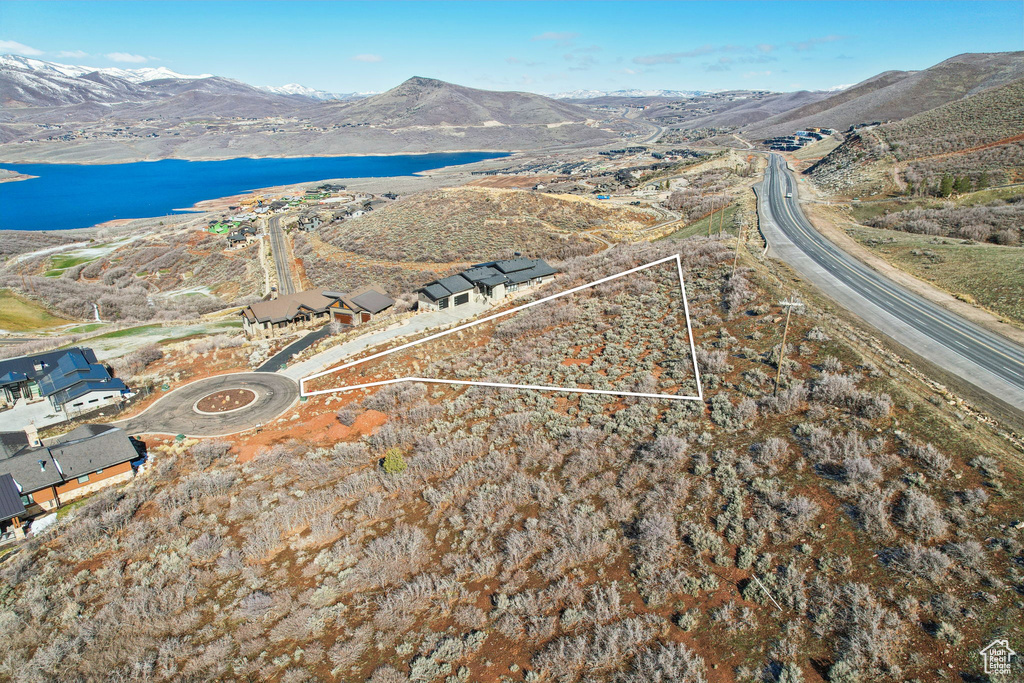 Bird\\\'s eye view with a water and mountain view