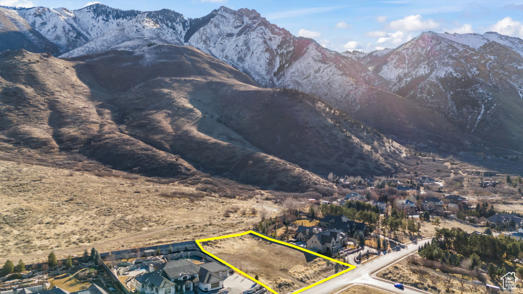 Birds eye view of property featuring a mountain view