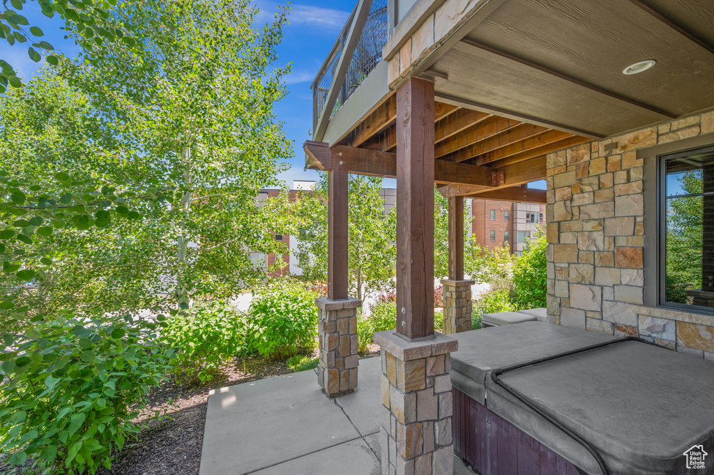 Porch with a hot tub