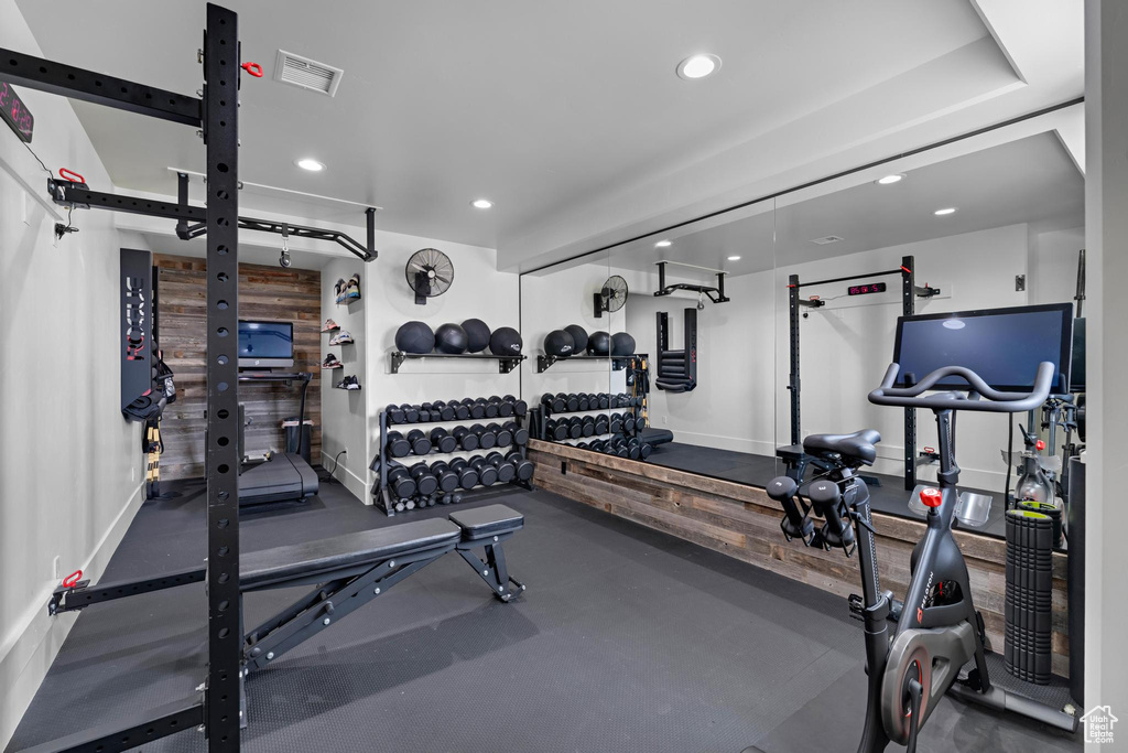 Workout room featuring visible vents, baseboards, and recessed lighting