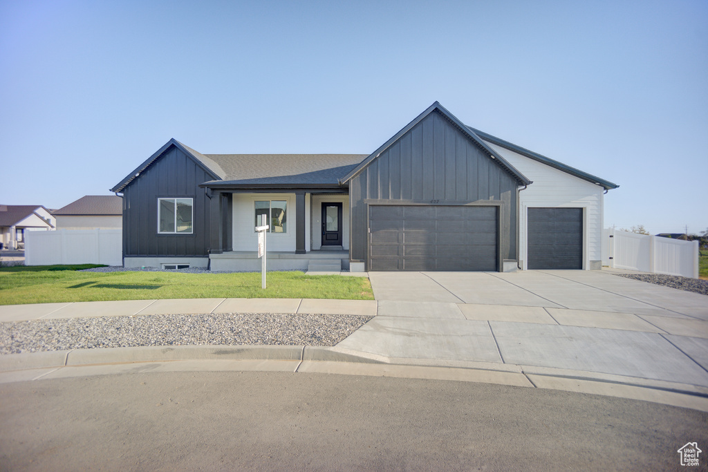Photo 2 for MLS #2075782 at 427 E Redwood Ln #120