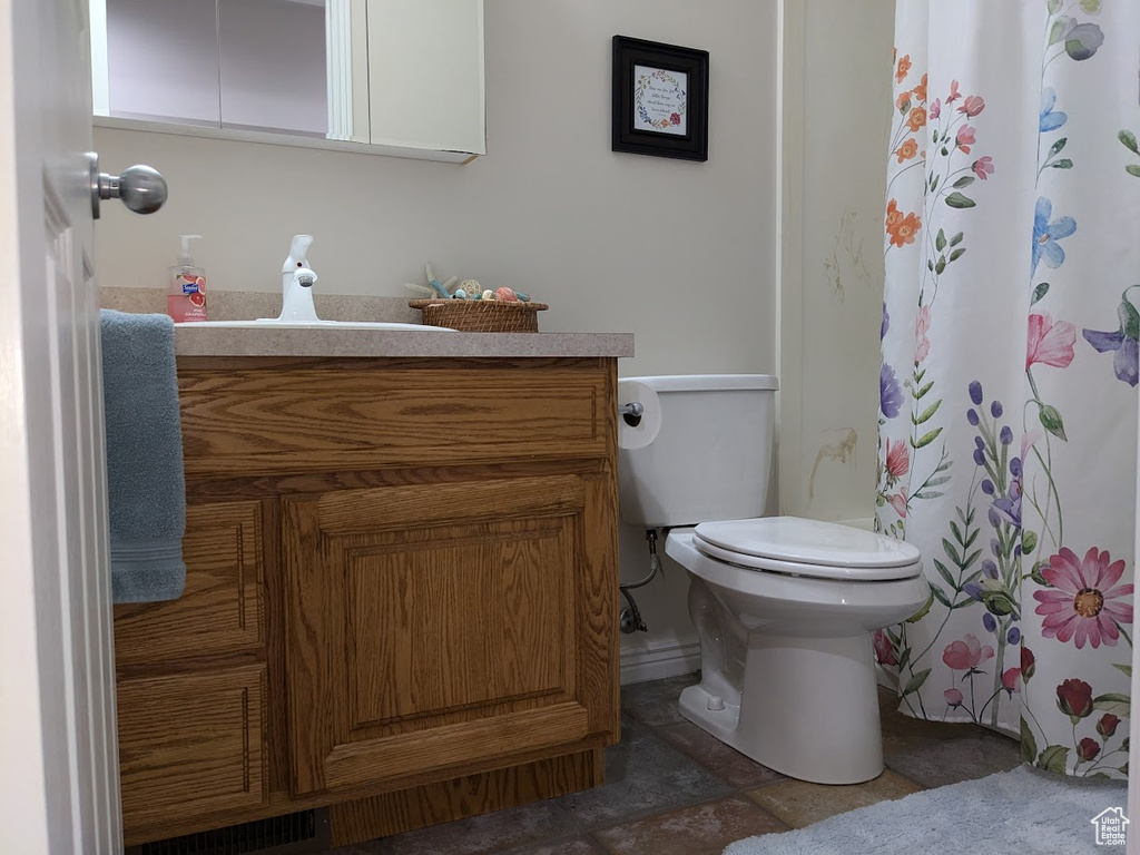 Full bath with vanity, toilet, and a shower with curtain