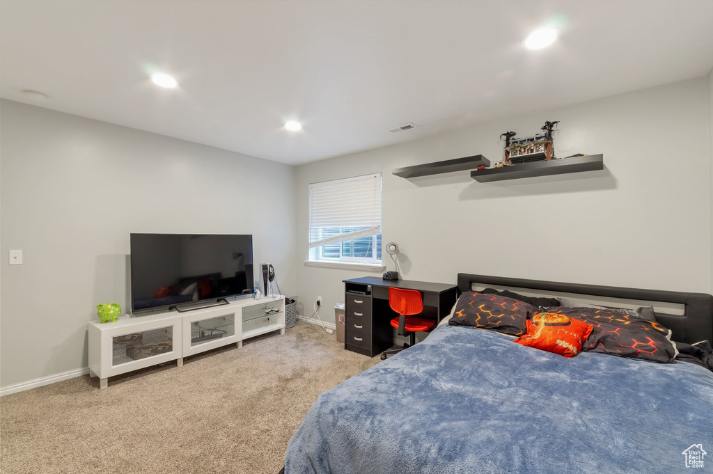 Carpeted bedroom featuring baseboards, visible vents, and recessed lighting