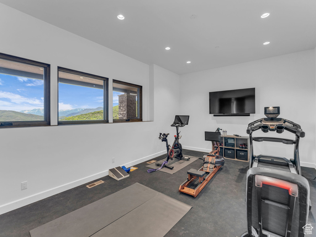 Exercise room featuring recessed lighting and baseboards