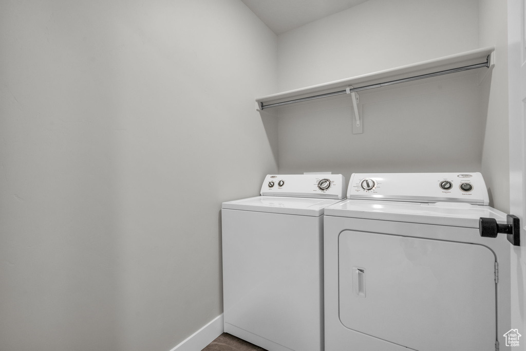Laundry area with washer and clothes dryer, laundry area, and baseboards