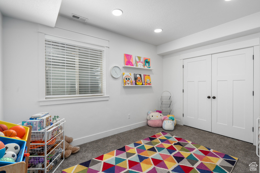 Playroom with visible vents, baseboards, carpet, and recessed lighting