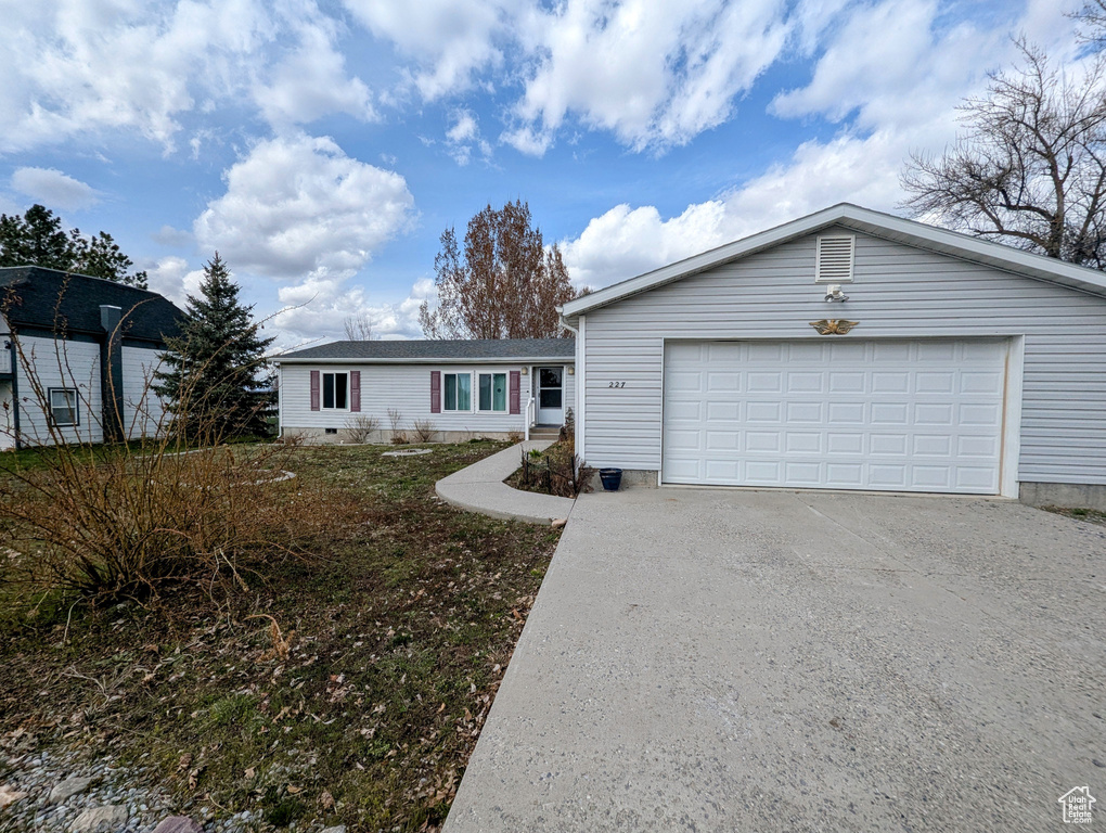 Single story home with crawl space, driveway, and a garage