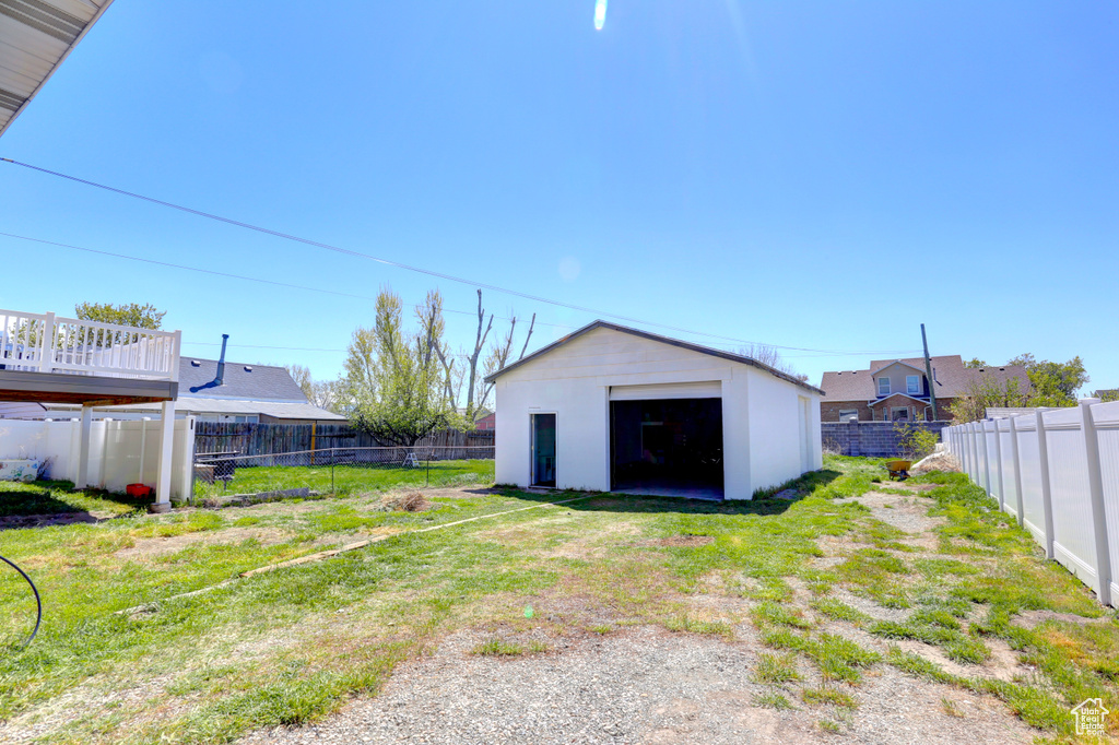 View of outdoor structure featuring an outdoor structure and a fenced backyard