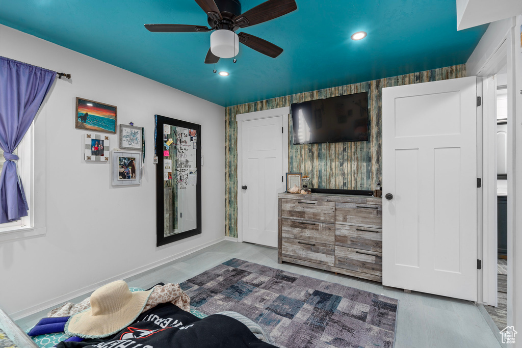 Entryway with baseboards, recessed lighting, and ceiling fan