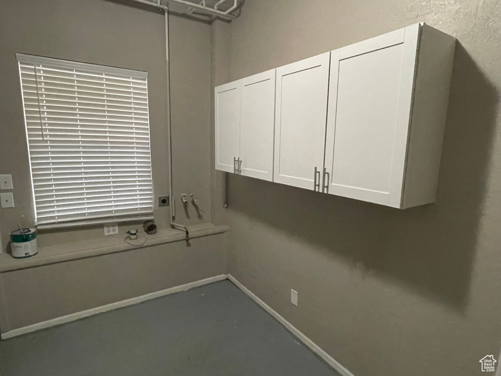 Laundry area featuring baseboards