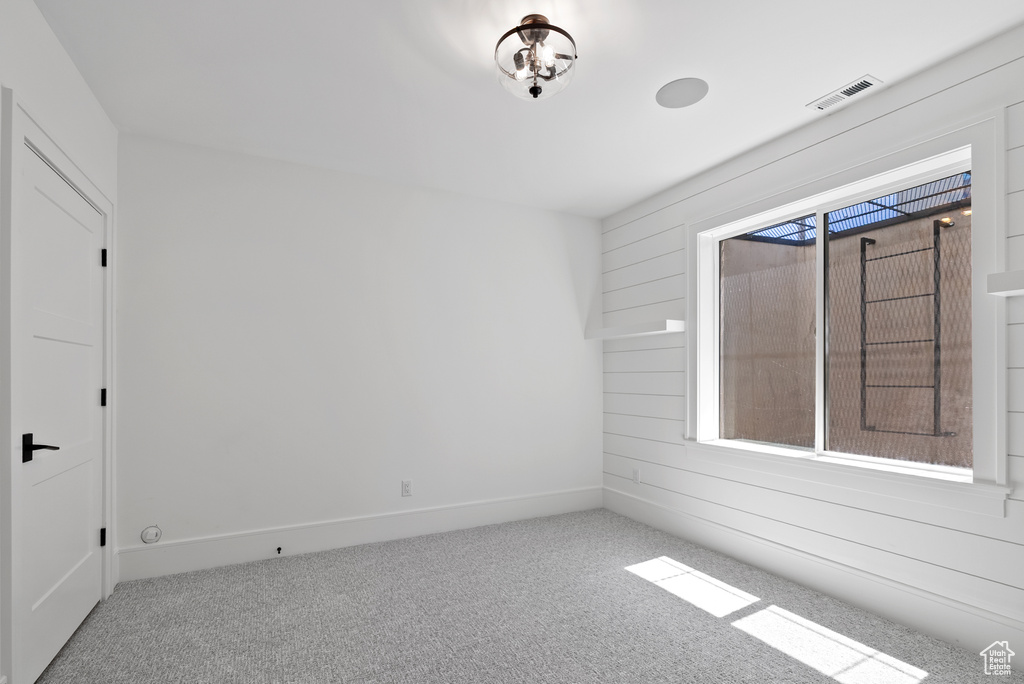 Unfurnished room featuring visible vents, baseboards, and carpet floors