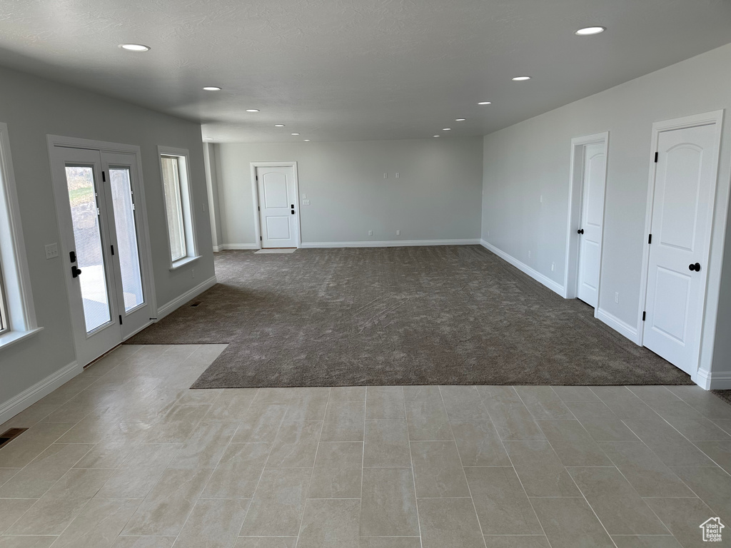 Spare room featuring visible vents, baseboards, recessed lighting, and carpet
