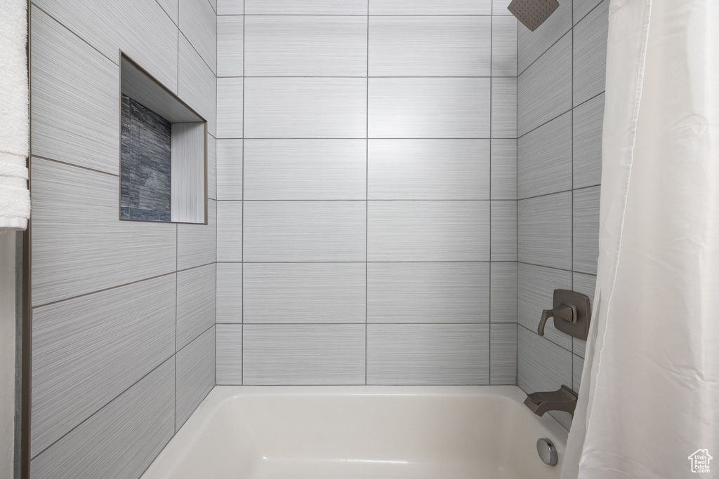 Full bath with shower / bathtub combination with curtain