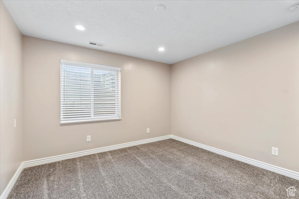 Unfurnished room featuring recessed lighting, visible vents, baseboards, and carpet floors