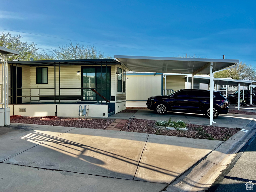 Manufactured / mobile home with a carport