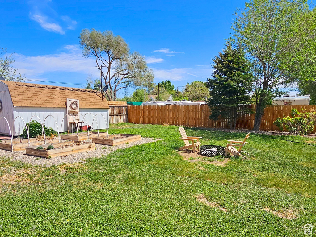 View of yard featuring an outdoor fire pit