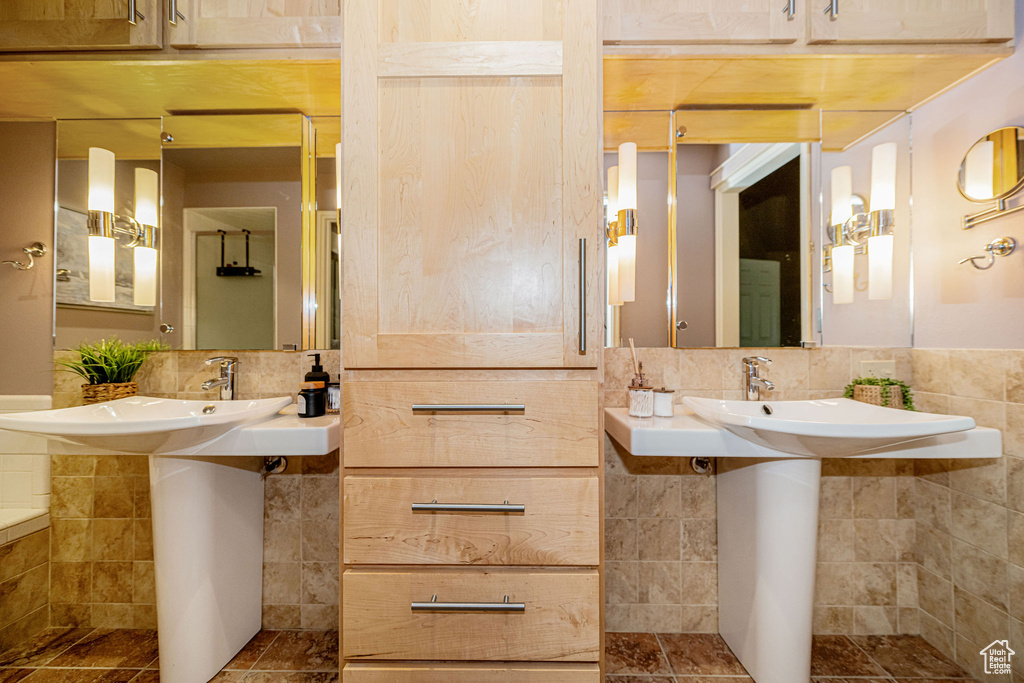 Bathroom with decorative backsplash