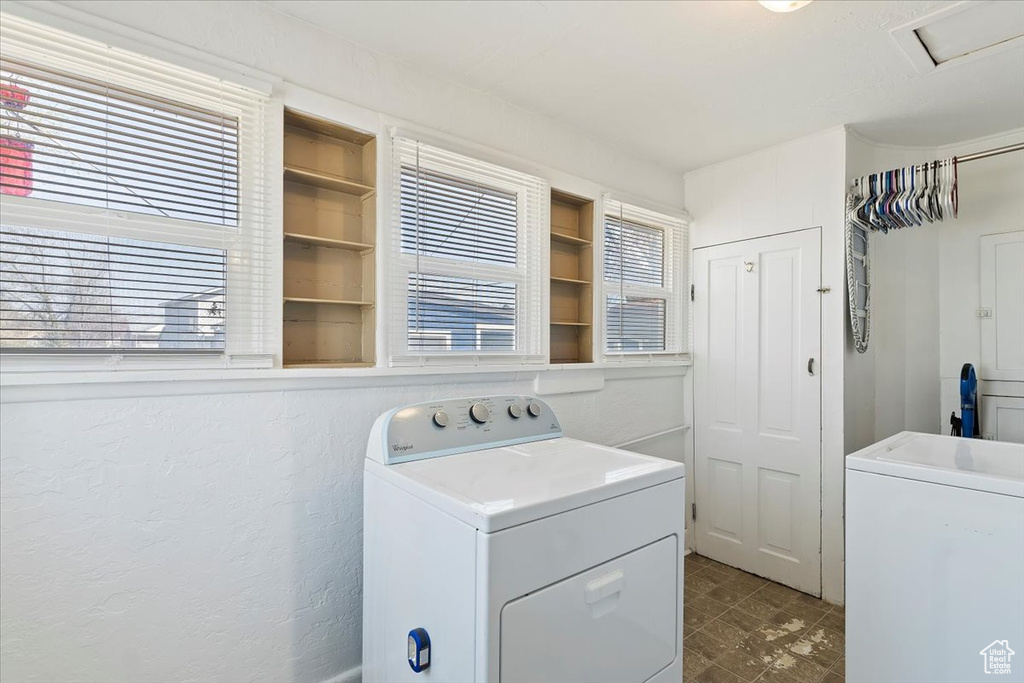 Washroom with washer / clothes dryer and laundry area