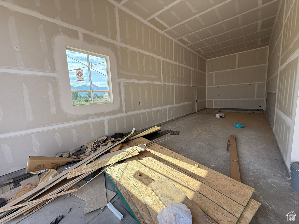 2405 W 3200 N Farr West, UT 84404