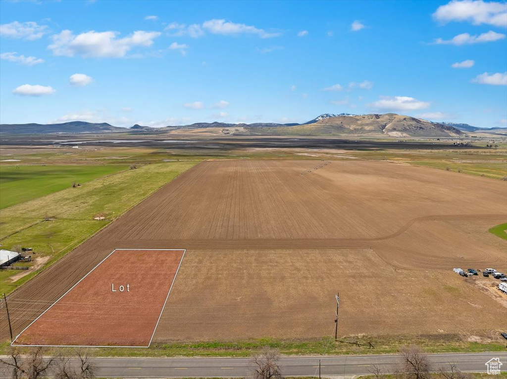 Bird\'s eye view with a mountain view